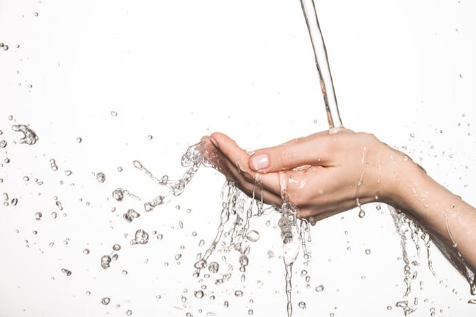 Pilih essence anti-aging yang kaya bahan pelembap seperti kolagen dan ceramide; Utamakan pula produk yang teksturnya cenderung kental untuk menjaga hidrasi kulit