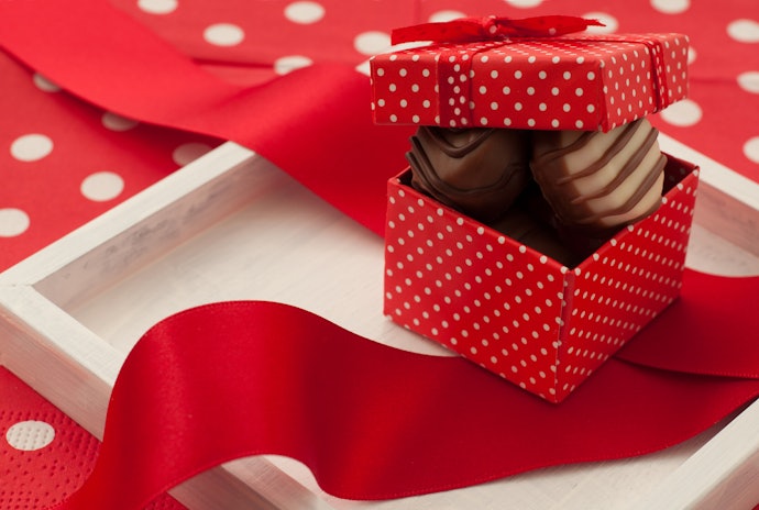 Periksa review konsumen untuk mengetahui keamanan pengemasan dan pengiriman bila Anda membeli choco pie untuk kado