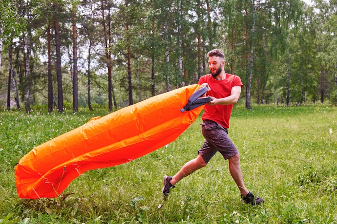 Untuk dipakai outdoor, pilih sofa angin yang ringan dan tahan air