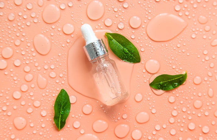 Untuk kulit berminyak, temukan juga tambahan kandungan sebum controller seperti zinc, niacinamide, atau green tea pada skincare pagi