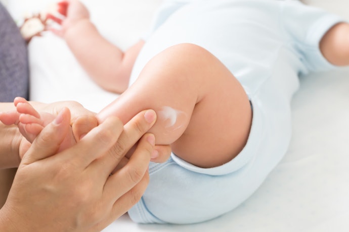 Pastikan jenis sunscreen bayi adalah physical sunscreen dengan adanya bahan sun protector berupa zinc oxide atau titanium dioxide
