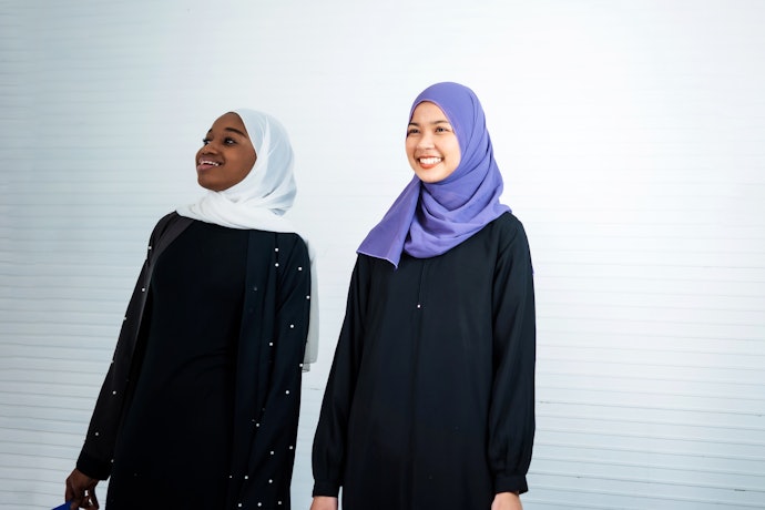 Untuk hijab, pakai kaos hitam polos lengan panjang, berkerah tinggi, dan bahannya tidak menerawang