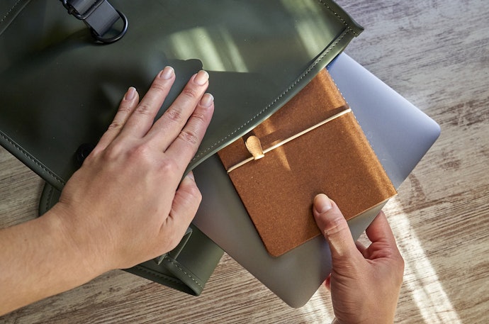 Pastikan tas tersebut dapat memuat laptop jika Anda sering membawa laptop
