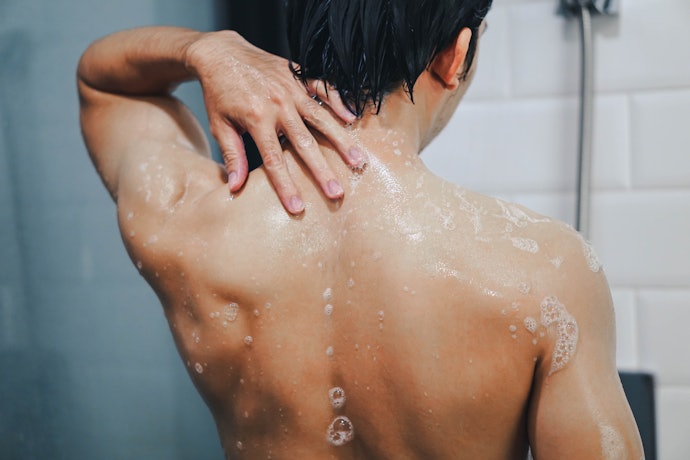 Untuk Anda yang punya permasalahan jerawat badan, utamakan sabun yang mengandung salicylic acid, sulfur, allantoin, charcoal, AHA, dan menthol