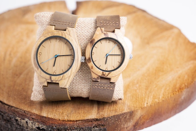 Ingin tampil lebih klasik dan elegan? Pertimbangkan jam tangan kayu dengan strap leather