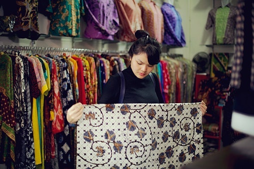 Pilih bahan yang adem dan nyaman dipakai seharian, seperti katun dan rayon
