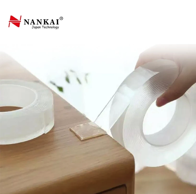 Untuk kaca, logam, atau akrilik yang membutuhkan hasil rapi, pertimbangkan acrylic foam atau VHB