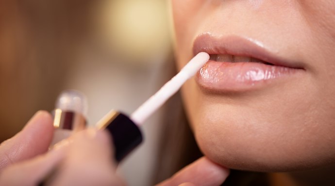 Untuk menjaga kulit bibir supaya tidak hitam, pertimbangkan juga lip serum dengan UV filter