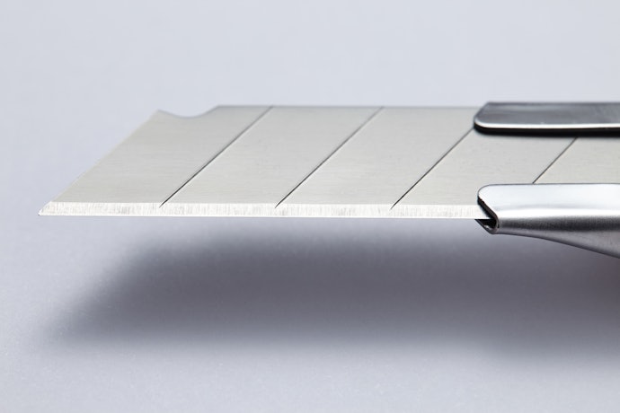 Cek material pisau cutter besar