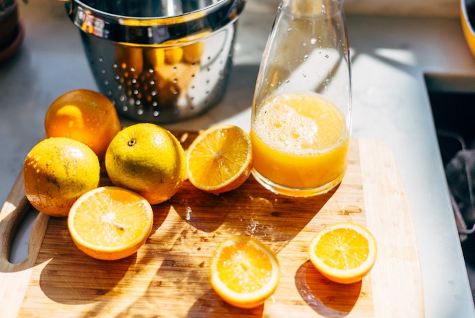 Untuk sensasi rasa segar dan autentik, pertimbangkan sirup dengan ekstrak jeruk tinggi