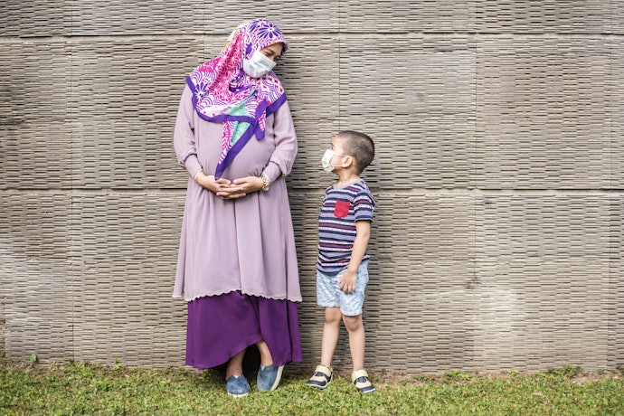 Untuk wanita muslimah, kenakan gamis lilac, tunik lilac, atau kaftan lilac