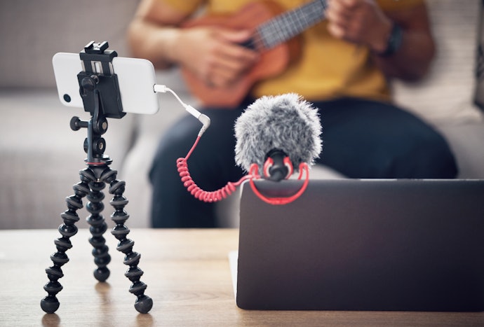 Pastikan output pada mic kompatibel dengan perangkat untuk merekam, seperti audio jack, USB-C, dan Lightning