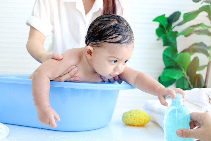 Utamakan sabun bayi tipe cair agar kelembapan kulit si kecil tetap terjaga