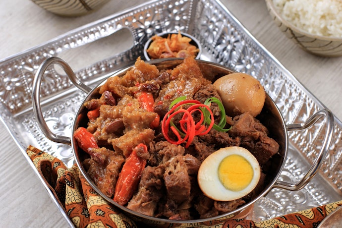Pilih gudeg mercon dari Gudeg Bu Narti, Gudeg Wijilan Bu Lies, dan Gudeng Yu Djum jika Anda suka rasa pedas