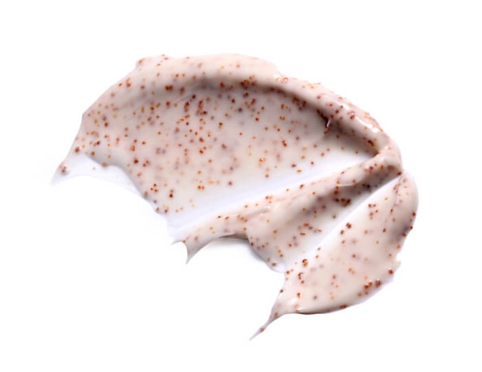 Jika kulit bibir normal, utamakan lip scrub dengan butiran gula atau biji buah; pilih butiran silika jika kulit sensitif. Pastikan juga butirannya halus!