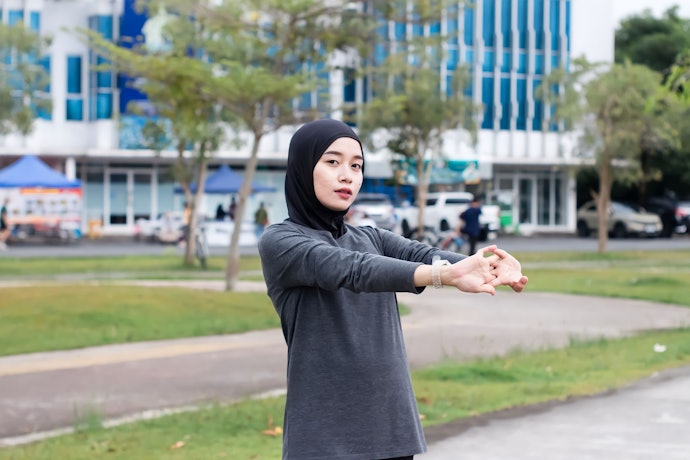 Jika ingin lebih tertutup, pertimbangkan baju olahraga muslimah yang longgar dan tidak menerawang
