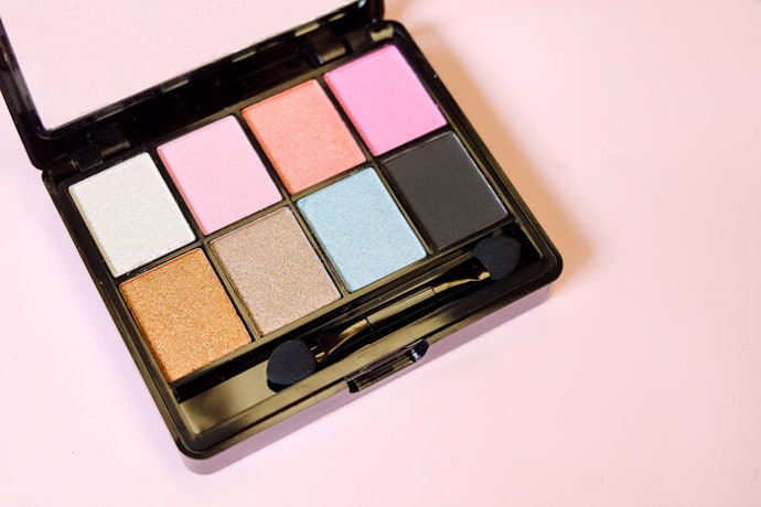 Pilih berdasarkan warna makeup palette
