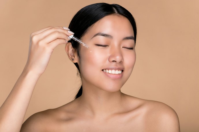 Untuk kulit kering, cari yang punya ekstra pelembap seperti hyaluronic acid dan ceramide agar kulit tidak jadi iritasi