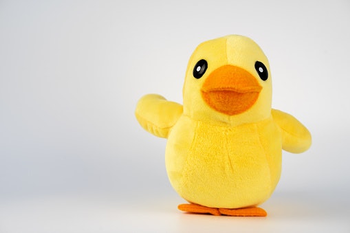 Untuk hadiah si kecil, pertimbangkan desain bantal boneka lucu, misalnya karakter, hewan, atau love