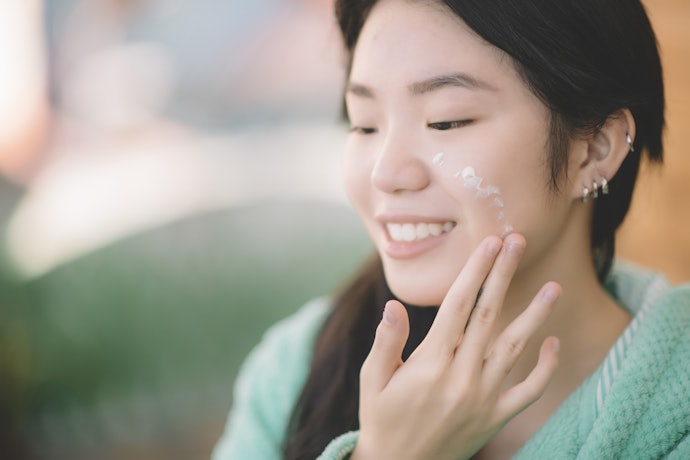 Utamakan sunscreen yang mengandung ceramide, cholesterol, atau fatty acid