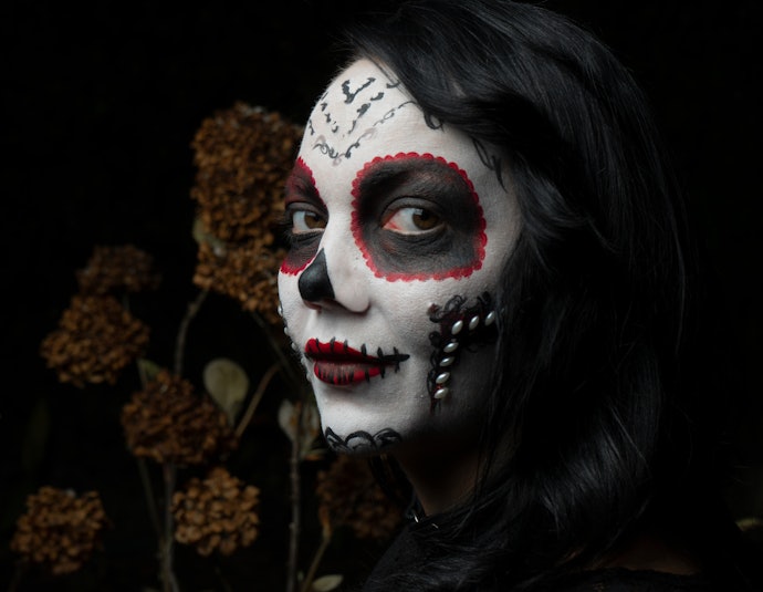Kalau ingin warna putih ala death metal makeup, pilih yang punya label 'face painting' putih