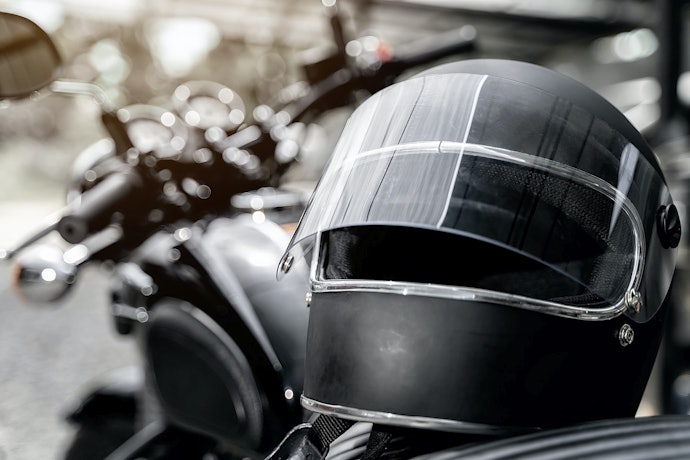 Untuk motor besar, utamakan helm retro full face yang bisa menghalau angin