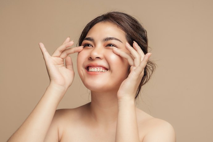 Bagi pemilik kulit sensitif, pilih eye gel yang berisi pelembap dan antioksidan saja