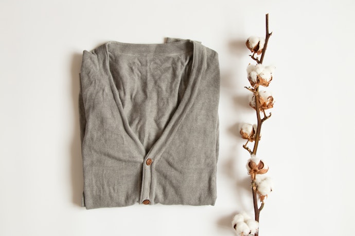 Utamakan cardigan dengan bahan yang lembut dan adem seperti rayon dan sifon