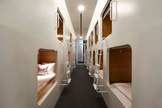 Pilih hotel kapsul di Jakarta Utara seperti KINI Luxury Capsule jika Anda ingin kulineran