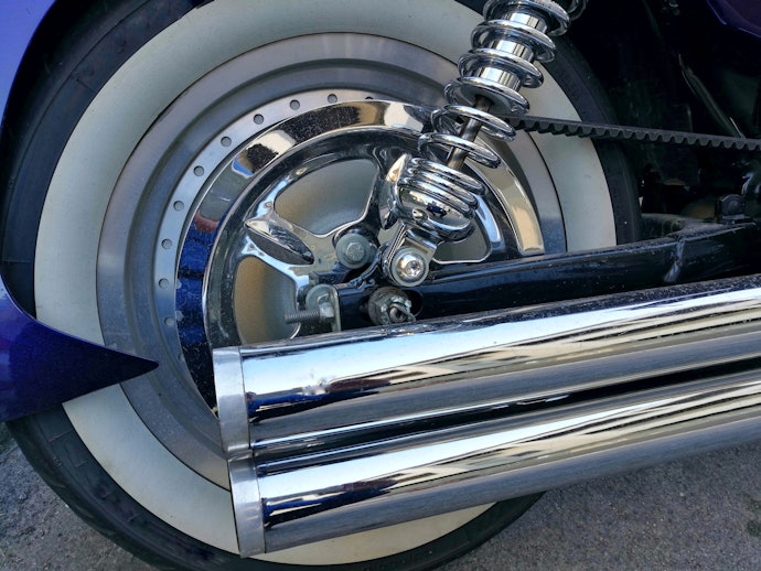 Jika Anda mengutamakan kekuatan suara, pilih muffler yang lebih pendek dan pipa output yang lebih besar dari knalpot bawaan