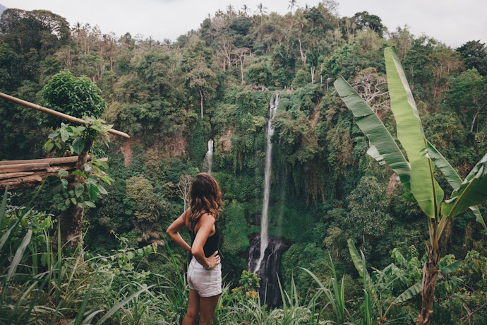Cobalah tempat glamping seperti Sandat Glamping Tents di Ubud atau Bali Jungle Camp di Tabanan jika Anda mau suasana yang asri dengan pemandangan hijau