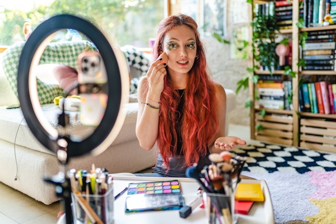 Gunakan tipe stand jika ring light akan ditaruh di atas meja untuk MUA atau laptop