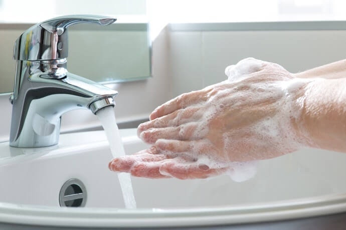 Jika memungkinkan, utamakan penggunaan sabun cuci tangan