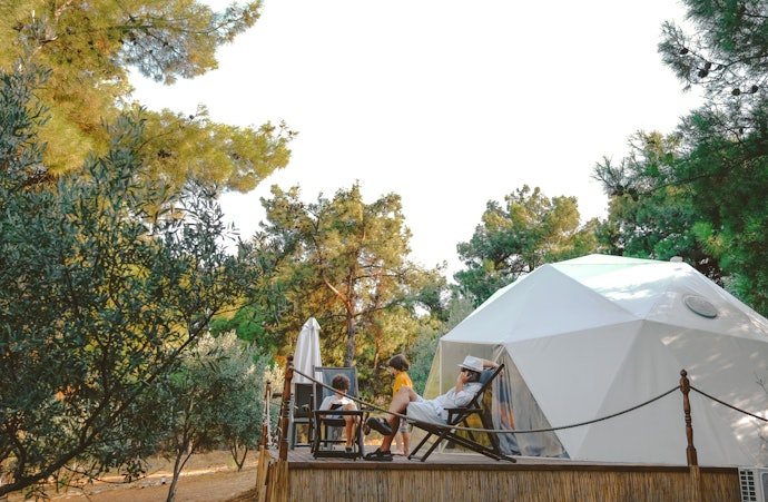 Mau tempat glamping yang murah? Inilah rekomendasinya; Triyana Resort Carangsari dan Ekommunity