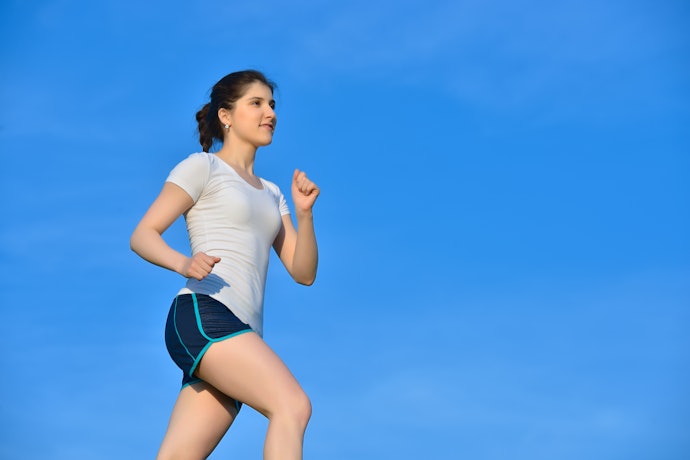 Untuk digunakan lari santai atau lari jarak pendek, cari model split shorts dengan potongan bagian samping yang dapat memberikan fleksibilitas gerakan yang baik saat berlari