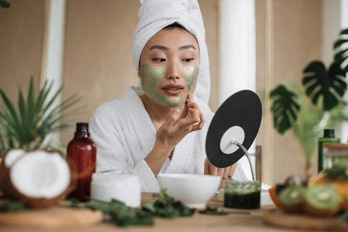 Untuk sekaligus mencerahkan kulit kusam, pilih masker dengan tambahan brightening agent, seperti niacinamide dan allantoin