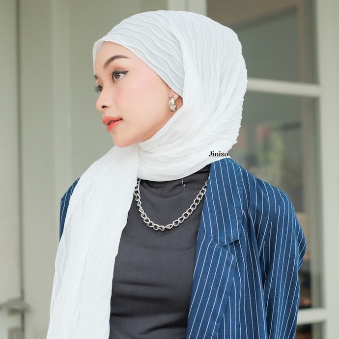Pashmina plisket hitam, putih, atau warna coksu? Sesuaikan juga dengan warna kulit Anda