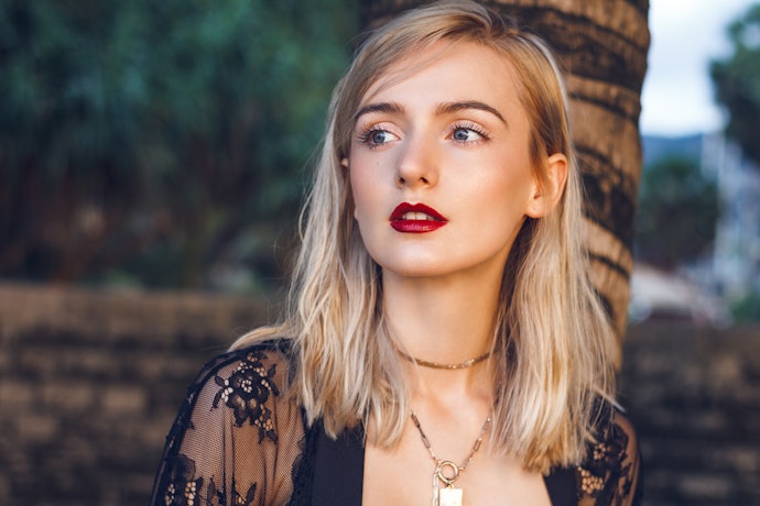 Untuk pesta, kenakan choker emas, mutiara, dan kristal atau model multilayer yang elegan