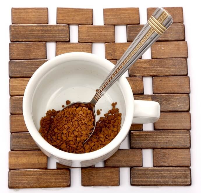 Aduk dahulu dengan sedikit air agar kopi tidak menggumpal
