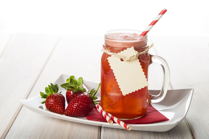 Kombinasi sedotan kertas + Mason jar = minuman ala kafe