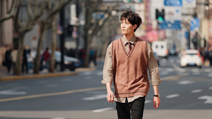 Agar daily outfit nyaman dan tetap keren, cari rompi kasual seperti rompi rajut polos, rompi denim, atau rompi bahan katun