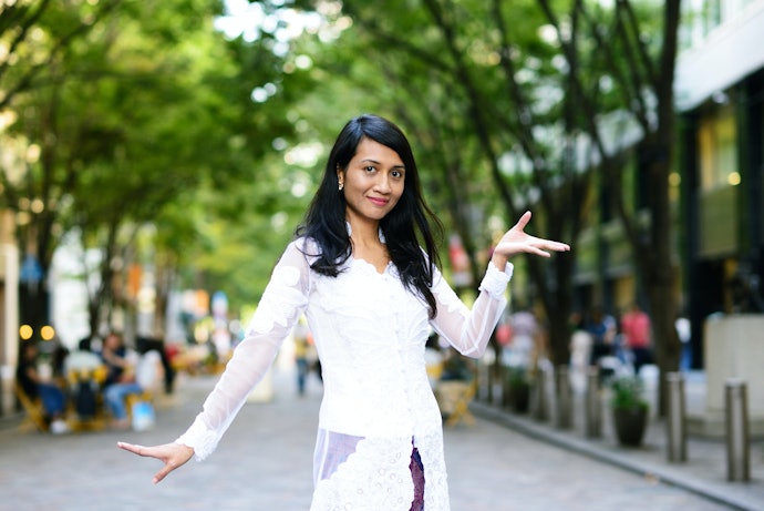 Agar wisuda dan Kartini-an lebih berkesan, pilih kebaya kutubaru atau kebaya modern berdesain kekinian, seperti peplum, asimetris, dan sebagainya