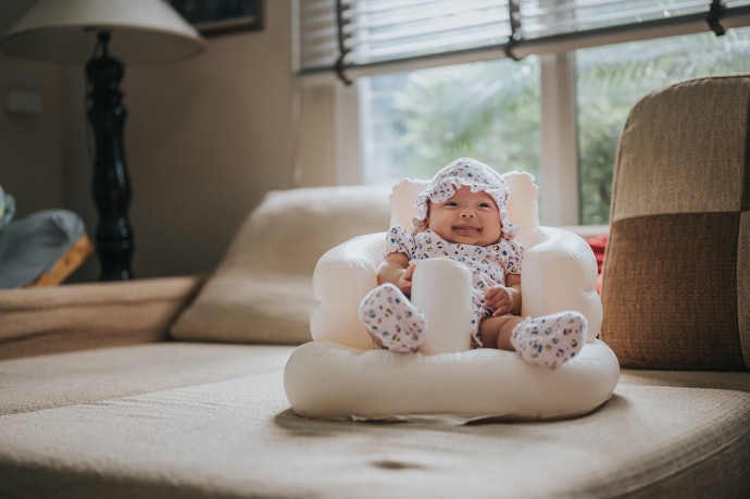 Khusus untuk sofa angin bayi, pastikan memiliki pengaman di bagian depan dan belakang