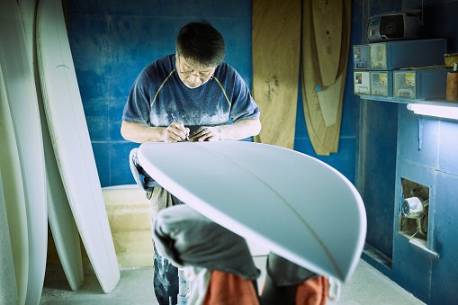 Perhatikan bahan pembuat surfboard