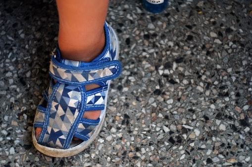 Untuk bayi usia 9-12 bulan, pilih sepatu berbahan lembut dan memiliki breathability baik