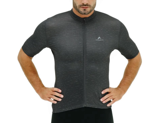 Pilih jersey polyester dengan kombinasi elastane atau mesh sesuai kebutuhan dan kondisi bersepeda