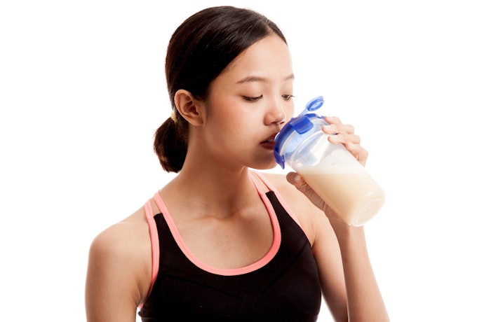 Kasein atau whey protein? Pilih jenis protein disesuaikan dengan preferensi waktu minumnya