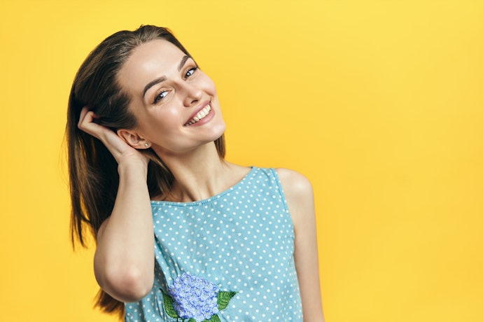 Untuk kesan yang lebih manis atau sederhana, pilih dress polkadot yang tidak terlalu kontras dengan warna dasarnya