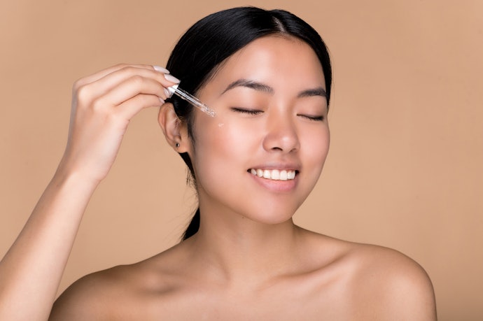 Untuk kulit kering, cari yang punya ekstra pelembap seperti hyaluronic acid dan ceramide agar kulit tidak jadi iritasi