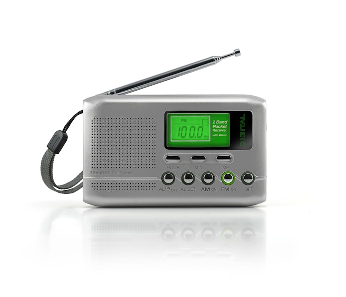 Cek fitur radio portabel: Senter/lampu emergency, jam digital, dan MP3 player